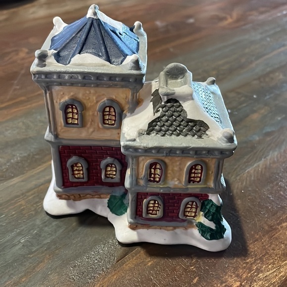 4”x4” Christmas village piece - Picture 4 of 8